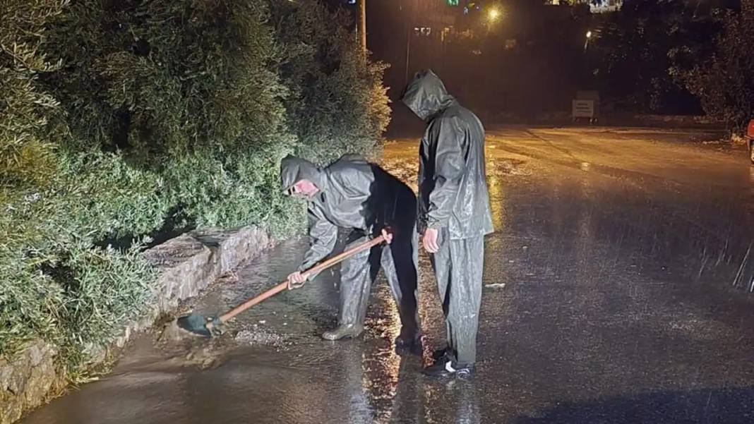 Alanya’da Gece Boyu Yağmur Mesaisi 1